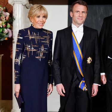Brigitte Macron u večernjoj tamnoplavoj toaleti s potpisom Louisa Vuittona
