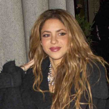 Shakira u tajicama s cvjetnim uzorkom i bijelim tenisicama s platformom - 5