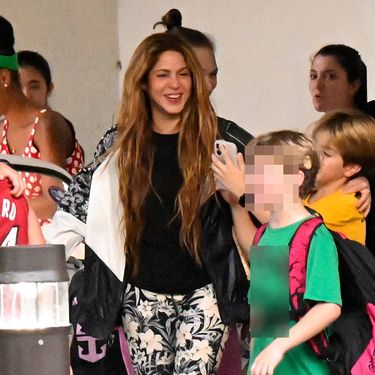 Shakira u tajicama s cvjetnim uzorkom i bijelim tenisicama s platformom - 2