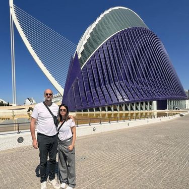 Viktorija i Dino Rađa ispred građevine L'Agora u Valenciji