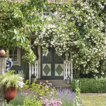 Dvorište kao iz priče ima i malo jezero - 10