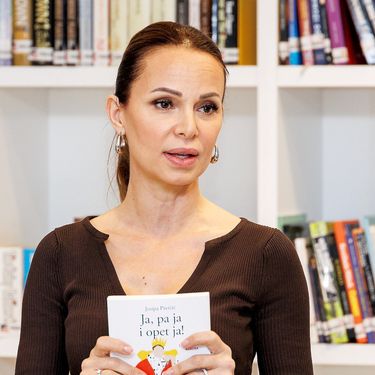 Josipa Pavičić predstavila je svoju novu knjigu 'Ja, pa ja i opet ja!' u Gradskoj knjižnici u Vukovaru - 5