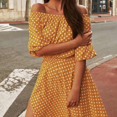 Žena u haljini s kratkim rukavima