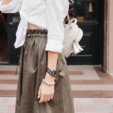 Žena u suknji rastezljivog struka