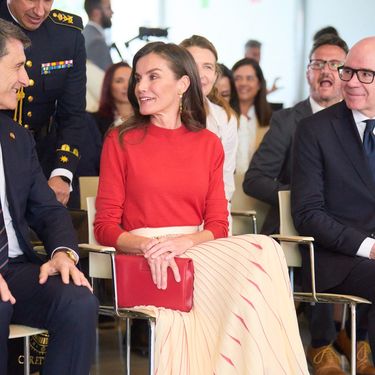 Kraljica Letizia u plisiranoj suknji