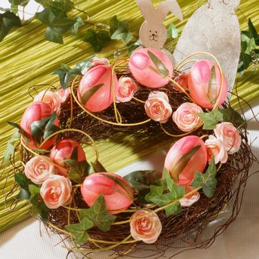 Uskrsni vijenci od bilja, cvijeća i pisanica - 11