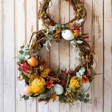 Uskrsni vijenci od bilja, cvijeća i pisanica - 12