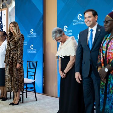 Melania Trump u kaputu američke dizajnerice Milly Park - 7