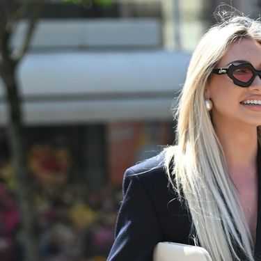 Ulična moda plavokosa dama u čizmama s džepovima - 3