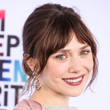 Elizabeth Olsen nosi šiške 'Jane Austen'