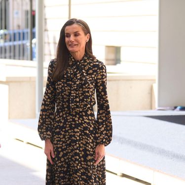Kraljica Letizia u midi haljini s cvjetnim uzorkom