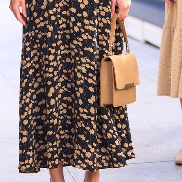 Kraljica je izdanje upotpunila bež torbicom i salonkama