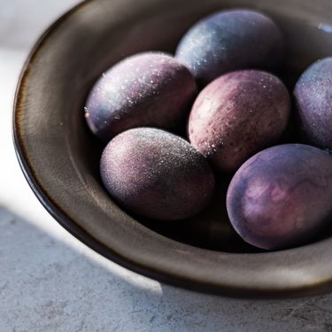 Jaja obojena crnim vinom