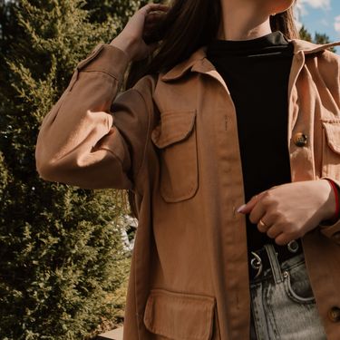 Žena u proljetnoj jakni