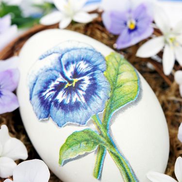 Pisanica ukrašena motivom izrezanim sa salvete