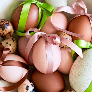 Pisanice ukrašene vrpcama