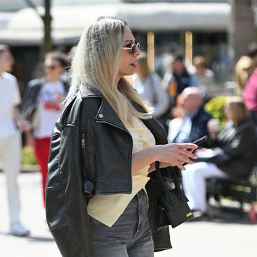 Ulična moda plavokosa dama u trapezicama i neboderkama sa zagrebačke špice - 2