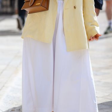 Šetnja Stradunom u bijeloj suknji