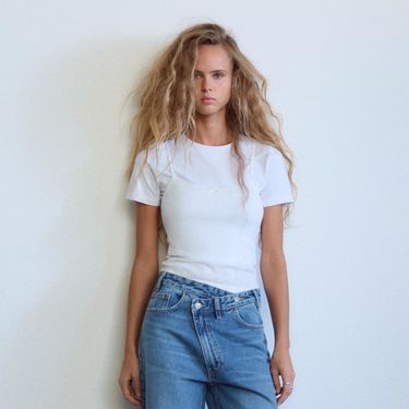 Ella Dvornik nosi traperice s ukošenim strukom iz Zare - 1