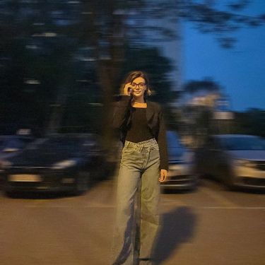 Ella Dvornik nosi traperice s ukošenim strukom iz Zare