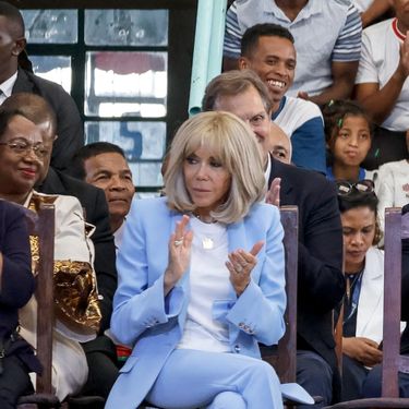 Brigitte Macron u bijelim tenisicama