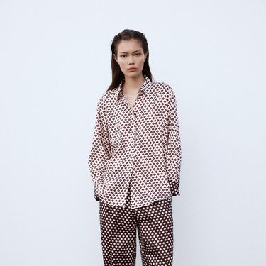 Stariji komplet iz Zare od satena koji izgledom podsjeća na pidžamu