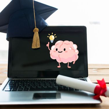 Laptop s diplomom i kapom uz grafiku mozga