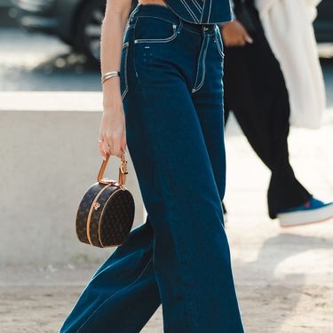 U modi je tamoplavi traper