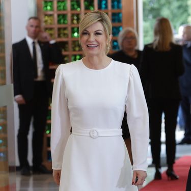 Kolinda Grabar-Kitarović u bijeloj haljini i bijelim štiklama na inauguraciji Zorana Milanovića