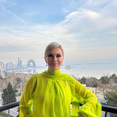 Kolinda Grabar-Kitarović u kompletu s potpisom Krie Designa