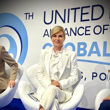 Bijelo poslovno izdanje Kolinde Grabar-Kitarović