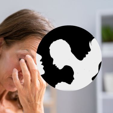 Žena koja trlja oči nakon nošenja naočala i vizualna zagonetka