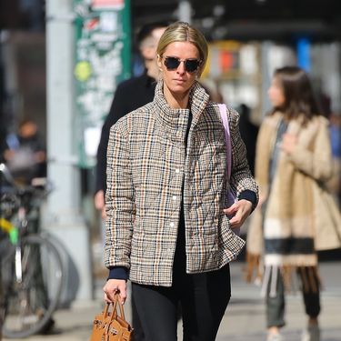 Nicky Hilton u baršunastim papučama