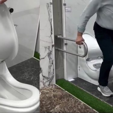 Muškarac koji sjeda na neobičnu WC školjku