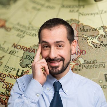 Karta Europe i muškarac koji pokazuje na razmišljanje