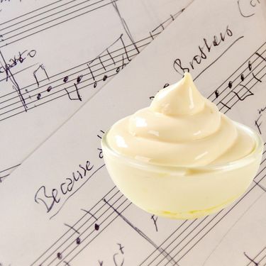 Majoneza na pozadini od kajdanke