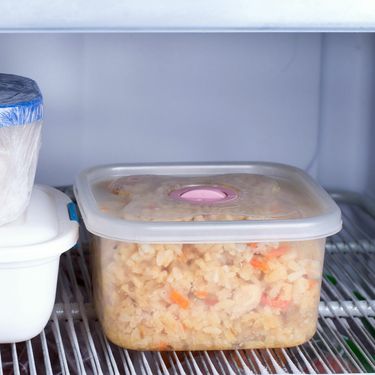 Ostatci hrane u posudi i bol u želucu