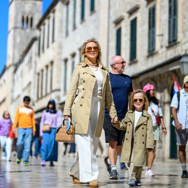 Maja Šuput sa sinom Bloomom u šetnji Stradunom - 4
