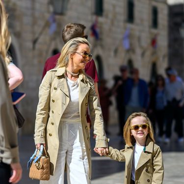 Maja Šuput sa sinom Bloomom u šetnji Stradunom - 5