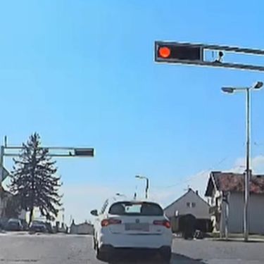 Prolazak kroz crveno i skretanje u lijevo