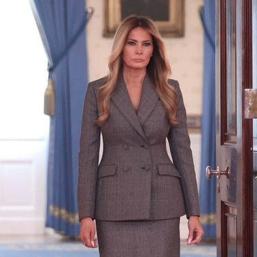Melania Trump u Pradinu odijelu u Bijeloj kući 2026. - 3