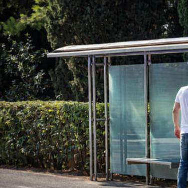 Muškarac koji uklanja natpis zabranjeno plakatiranje s autobusne stanice