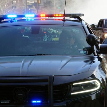 Policajac u patrolnom vozilu