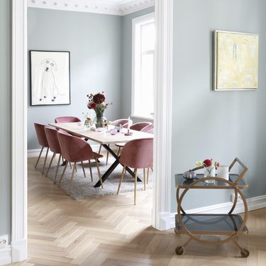 Stan sa 'zaobljenom' kuhinjom i slikom ikone 90-ih u toaletu - 3