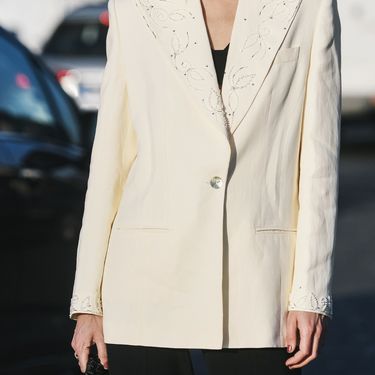 Bijeli sakoi idealan su odabir za proljetne svečanosti