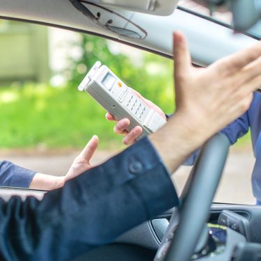 Vozač koji se svađa s policajcem oko alkotesta
