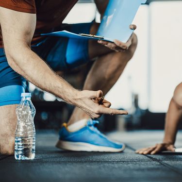 Žena koja radi sklekove u teretani