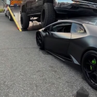 Kamionet na vrhu Lamborghinija u bizarnoj nesreći