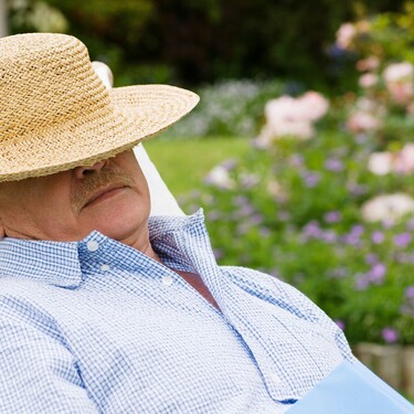 Starac koji drijema sa šeširom na glavi