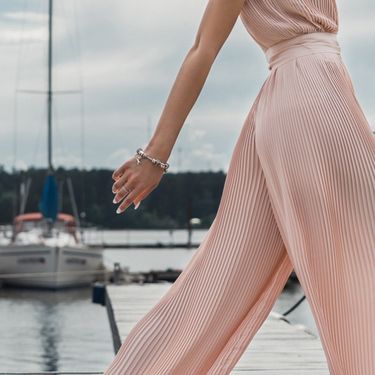 Žena u hlačama širokih nogavica